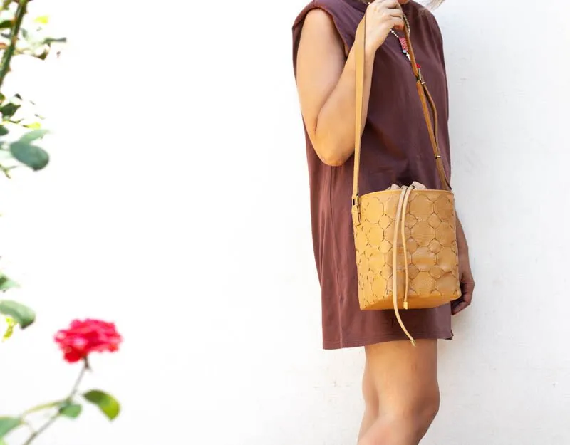 Helon bucket bag - Handwoven caramel leather