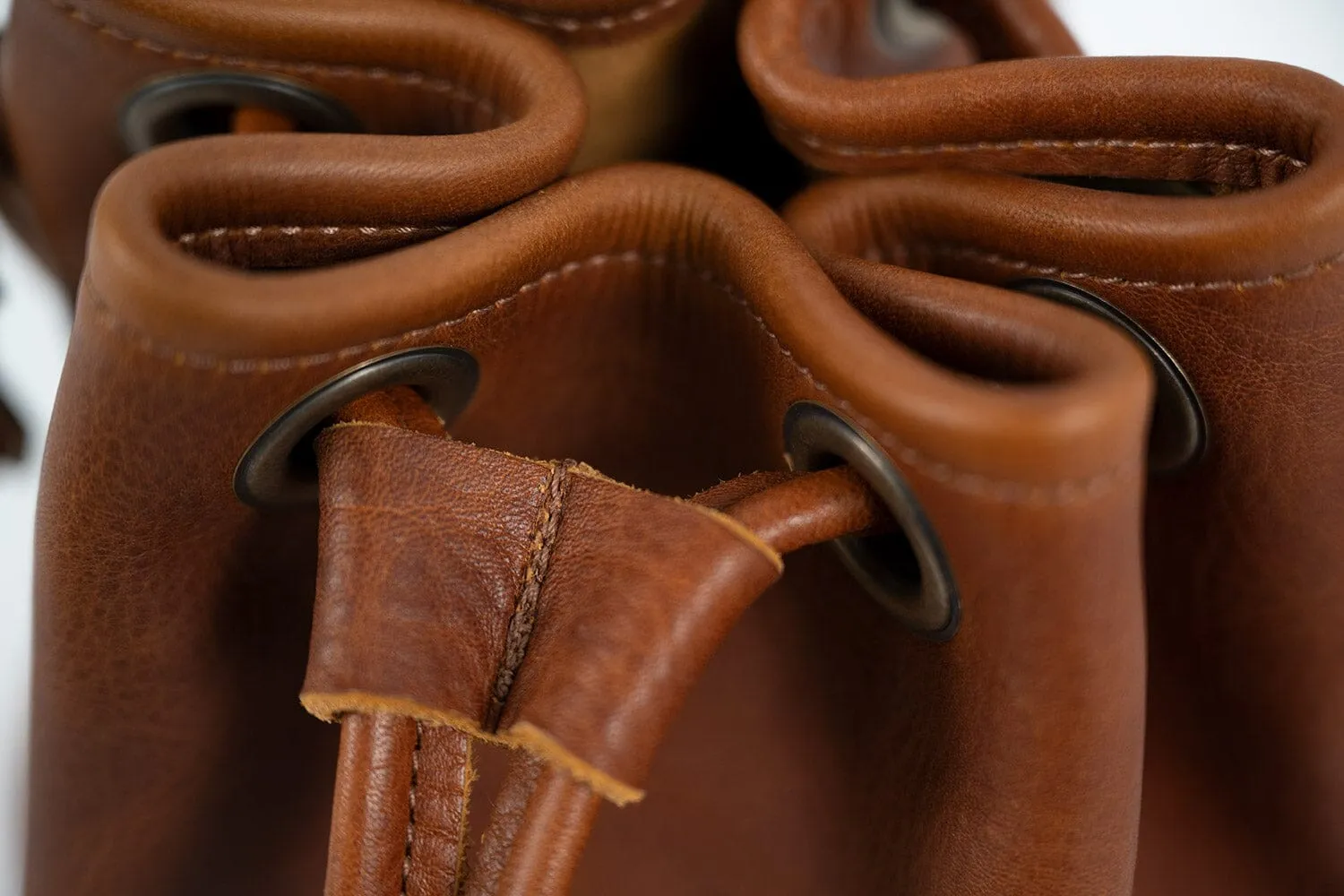 LEATHER BUCKET BAG - SMALL - BLACK