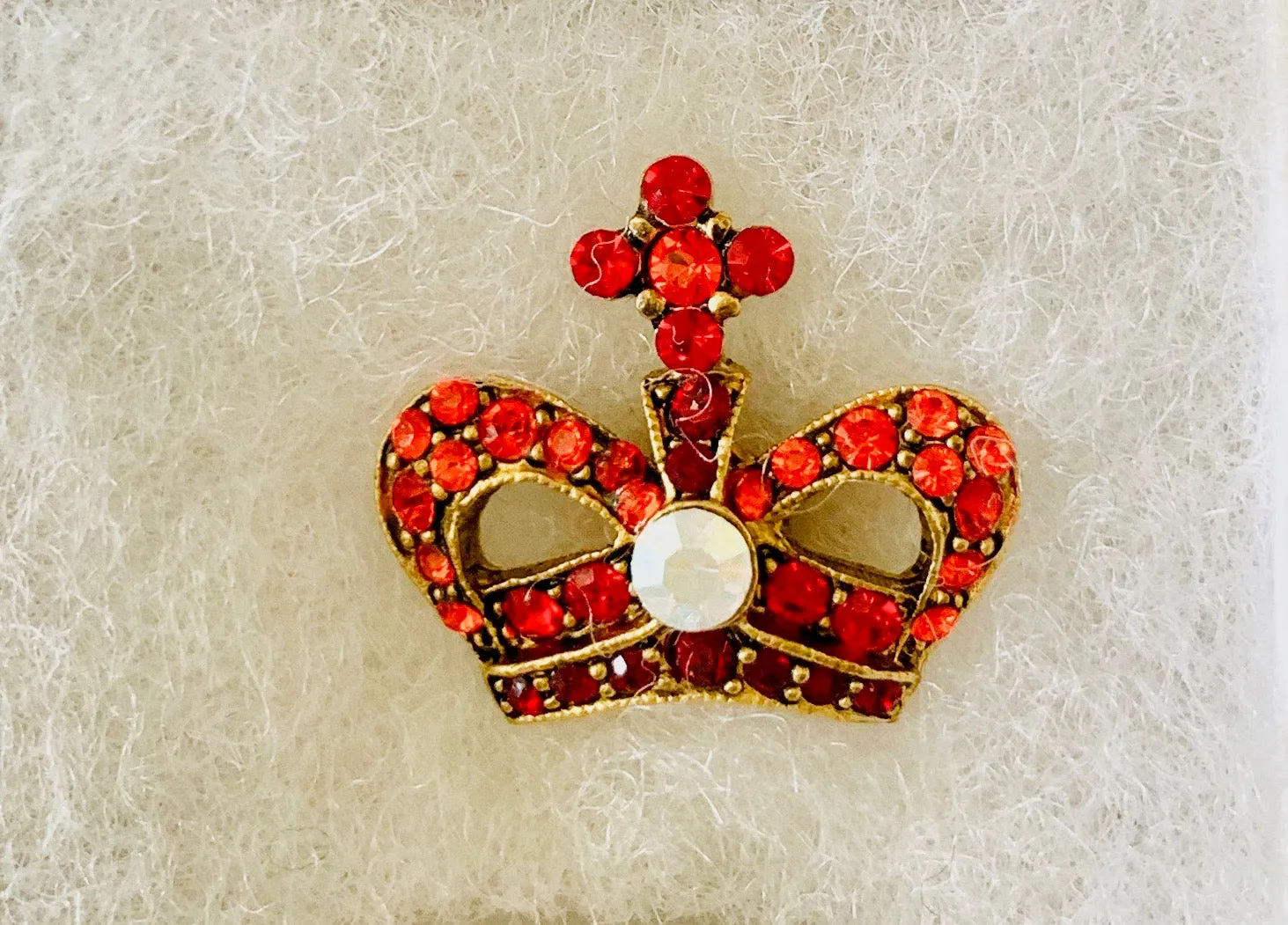 Pin ROYAL RED CROWN