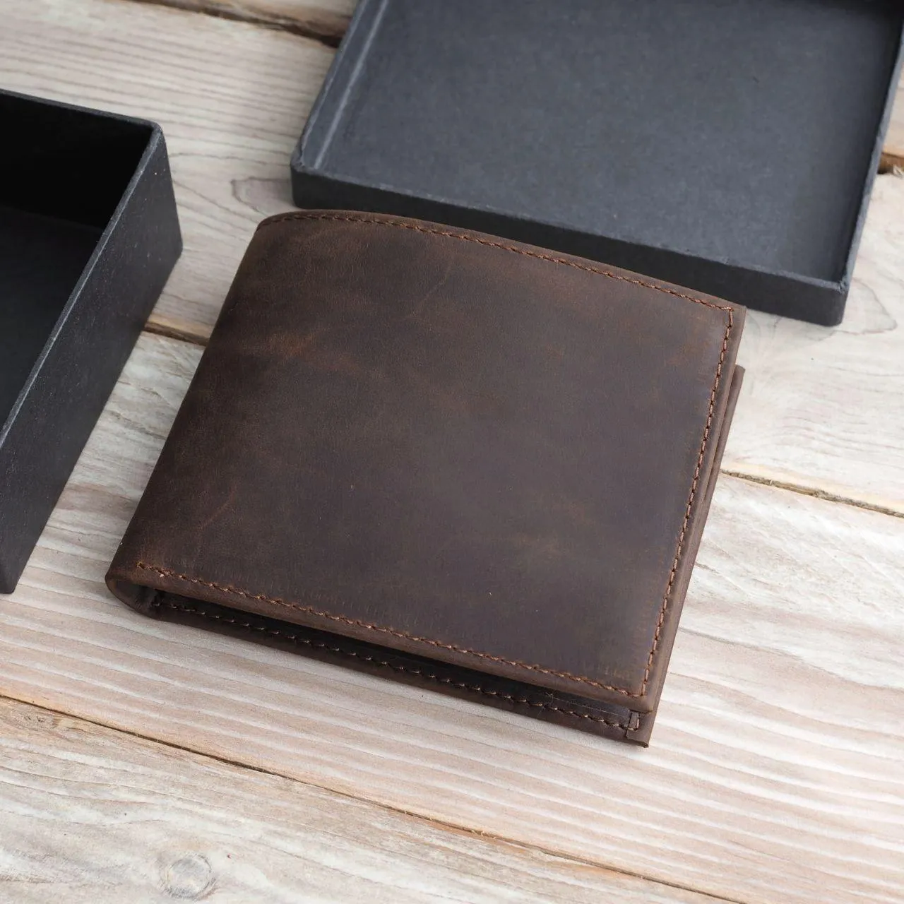 William Classic Wallet (Dark Brown Oily Pull-up)